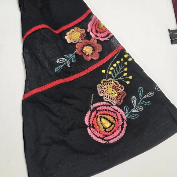 Elegant Black Floral Embroidered Women's Blouse - Picture 2 of 9